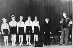 Храмов В.П. и учащиеся школы готовятся к выступлению (1974 г.)