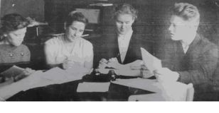 Мазаев Г.А. и преподаватели школы за обсуждением школьных вопросов. (1965г.)